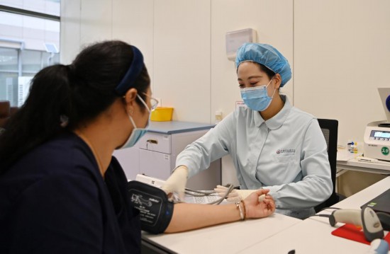 2023年8月8日，天津市血液中心的工作人員在健康廣場(chǎng)給獻(xiàn)血者測(cè)量血壓。新華社記者 李然 攝