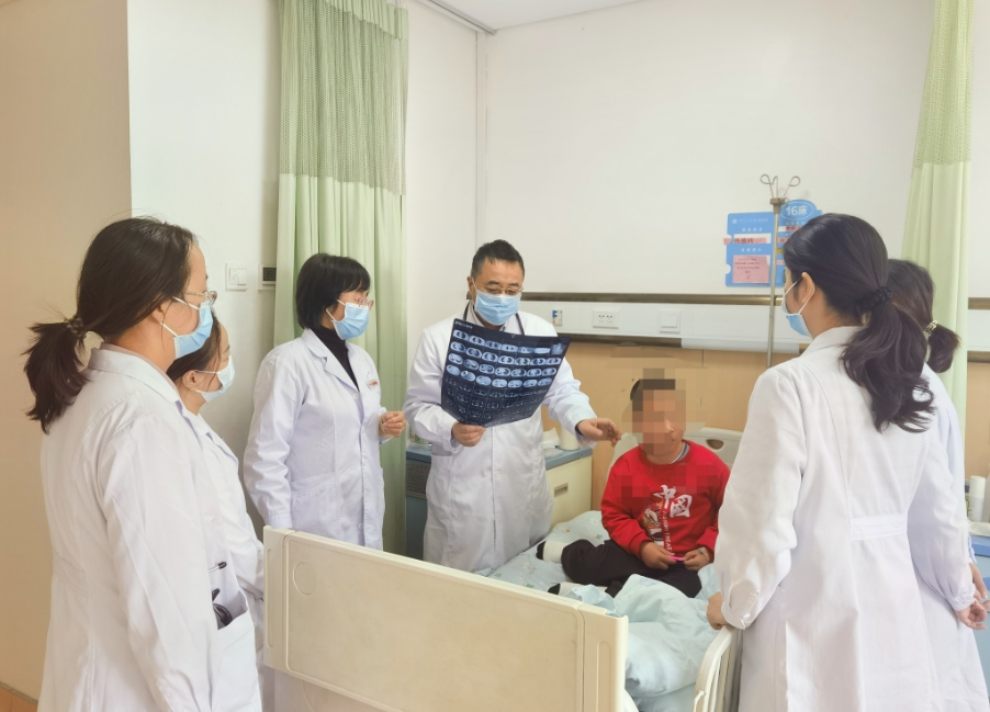 醫(yī)生正在為患兒看病。圖片由西安交通大學(xué)第二附屬醫(yī)院提供