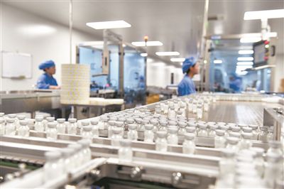 據(jù)工業(yè)和信息化部數(shù)據(jù)，截至2023年11月，我國規(guī)模以上醫(yī)藥工業(yè)企業(yè)超過1萬家。圖為山東某制藥公司的生產線。新華社記者 郭緒雷攝