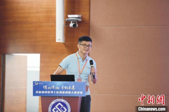 選手進(jìn)行路演?！钊A峰 攝