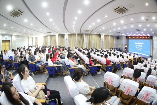 8月25日，南華大學(xué)舉行生命科學(xué)創(chuàng)新發(fā)展論壇。