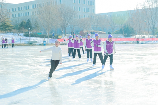 北建大組織學生志愿者亮相明湖冰場。校方供圖