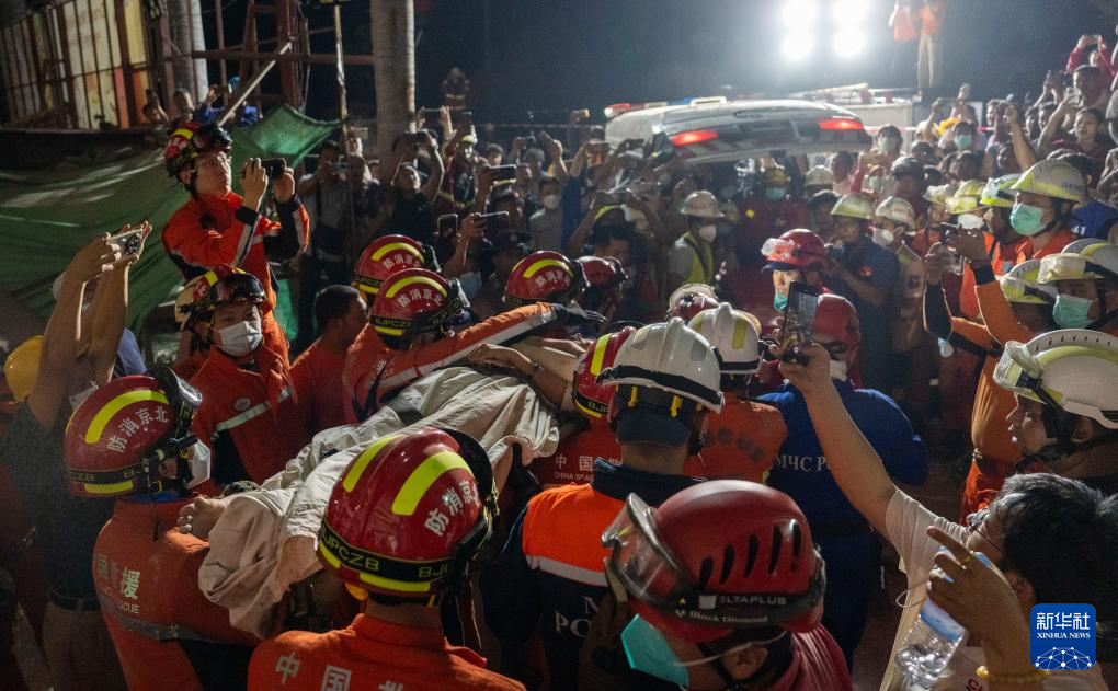 中國救援隊(duì)在緬甸曼德勒成功救出一名女性幸存者