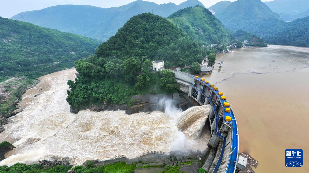 湖南桂陽：開閘泄洪