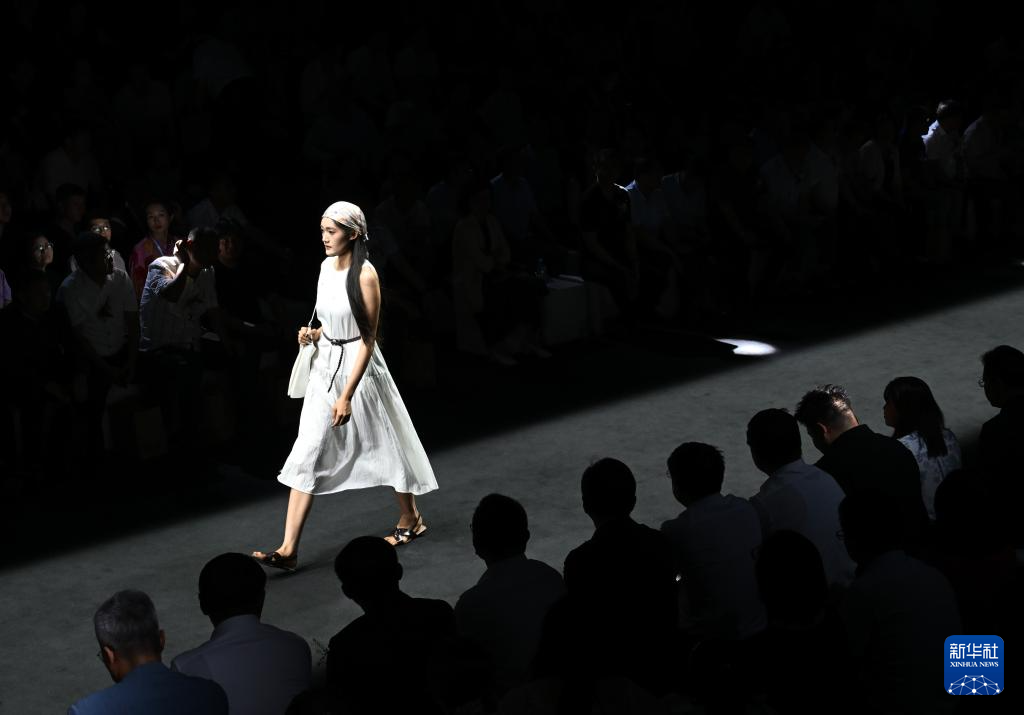 天津時裝周上的科技與時尚