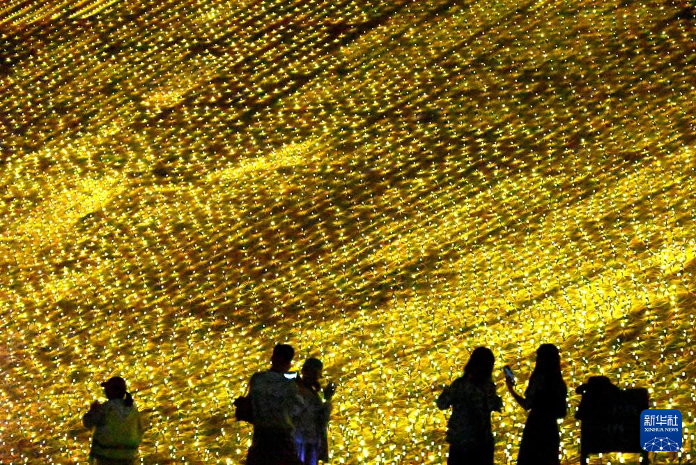 甘肅敦煌：四萬盞太陽能燈點亮鳴沙山