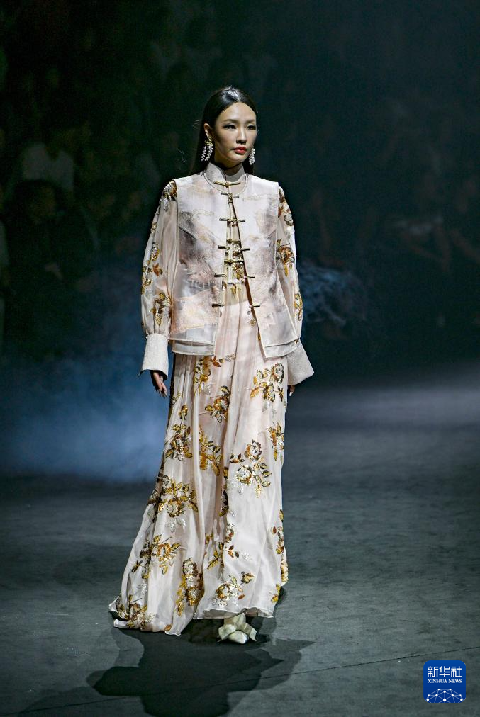 中國國際時裝周（秋季）發(fā)布“上久楷·邊惠中”2026春夏高定新品