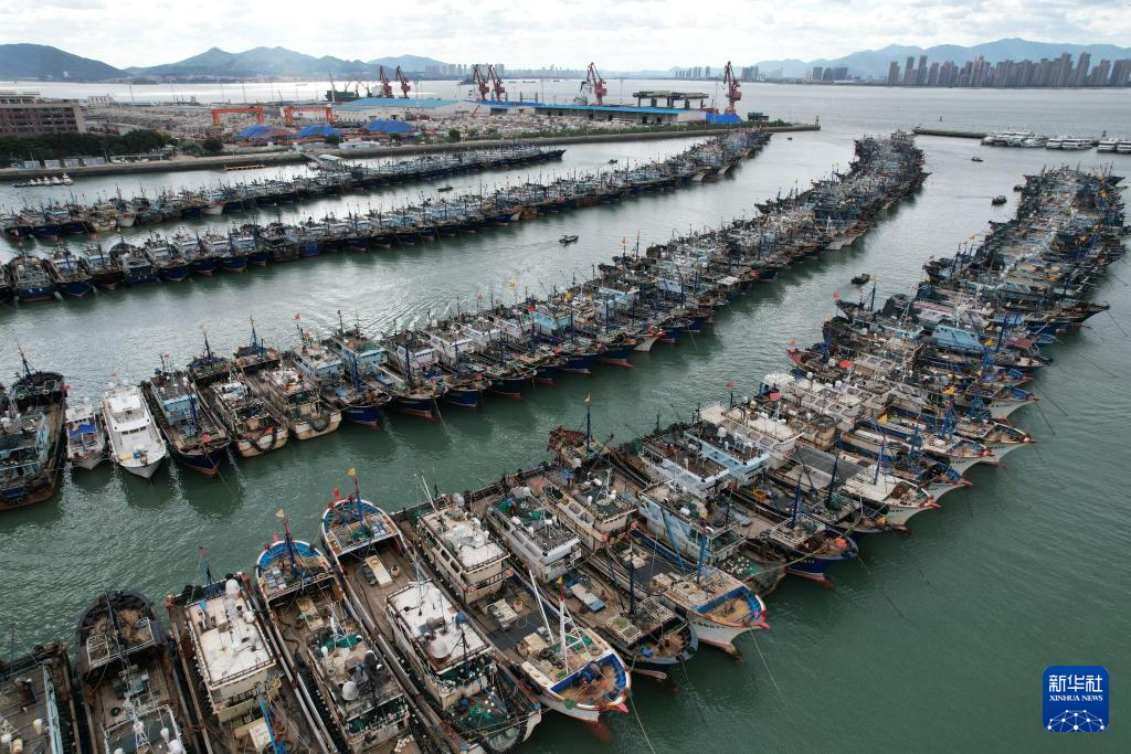 福建：漁船進港人員上岸 應(yīng)對臺風(fēng)“樺加沙”