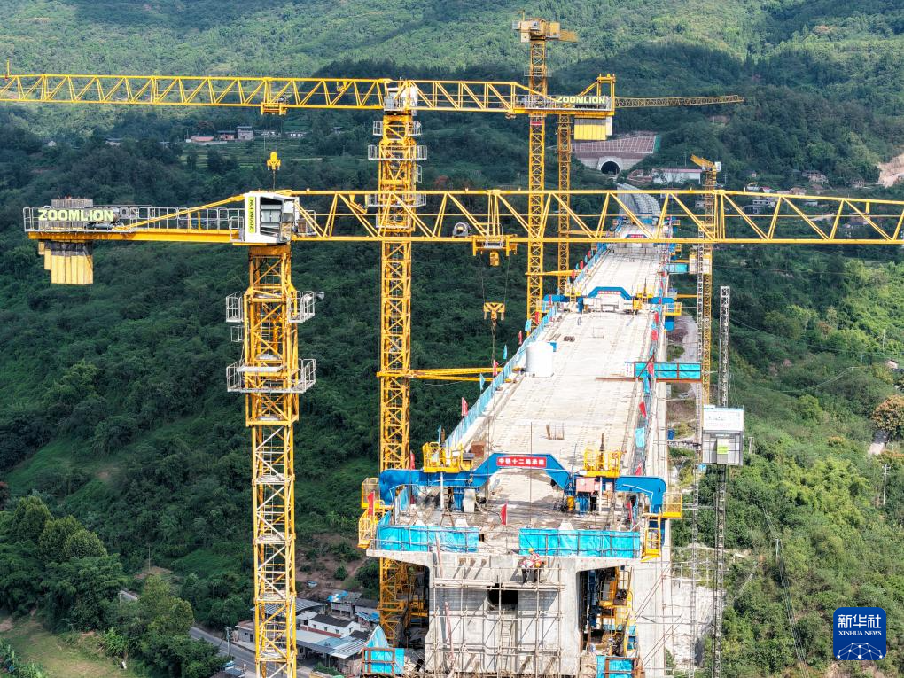 渝萬高鐵五步河雙線特大橋主跨合龍