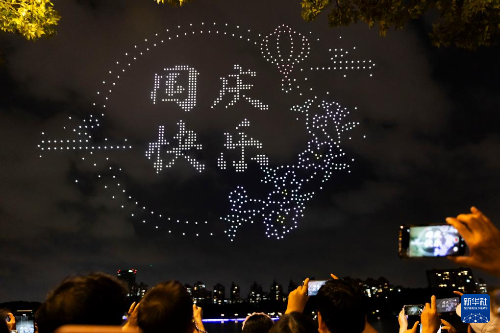 上海：無人機燈光秀迎國慶