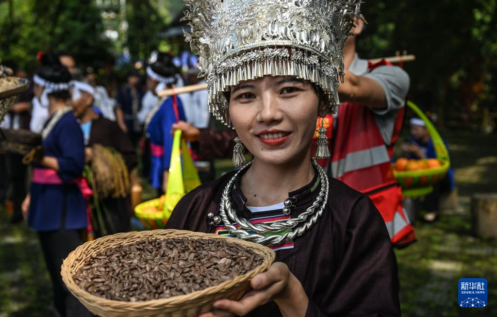 侗鄉(xiāng)農(nóng)民慶豐收