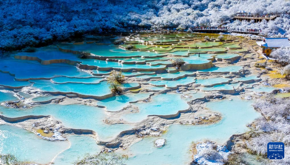 四川黃龍景區(qū)迎來今秋第一場降雪