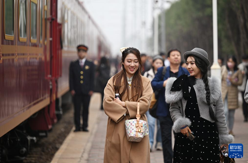 旅游專列“穿越”奇幻時(shí)光