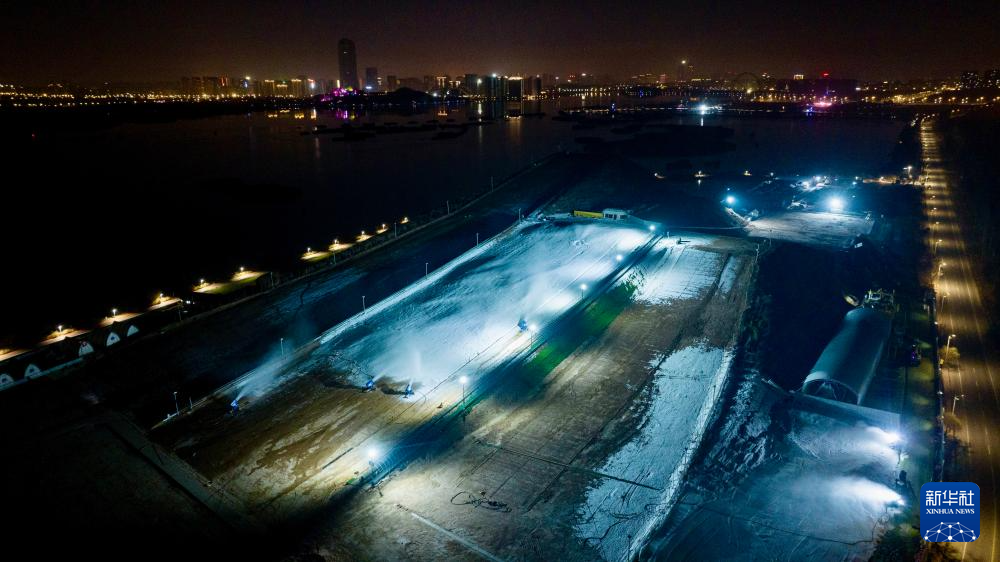 銀川：迎接冰雪季 夜間造雪忙