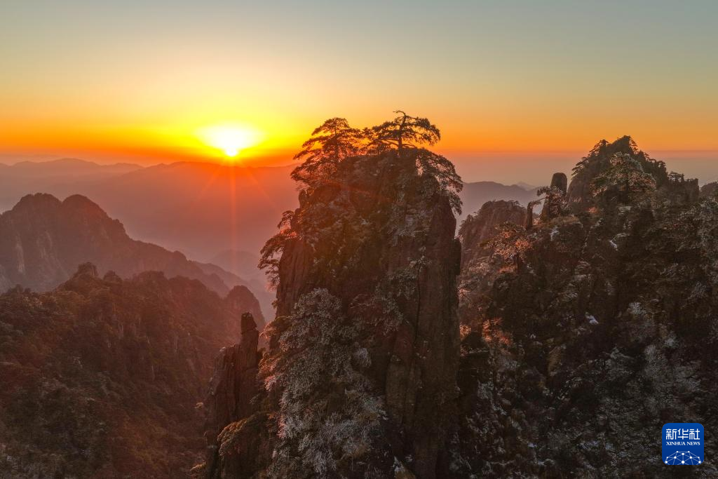 安徽黃山：雪霽日出映奇峰